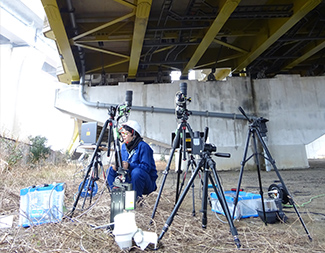遠方からのカメラ撮影だけで橋梁の変形量を計測